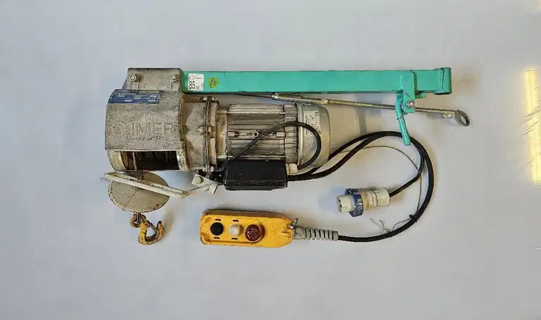 Intervento di riparazione su un elevatore IMER